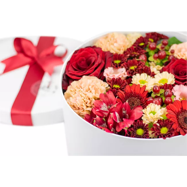 Box červených květin zavřený